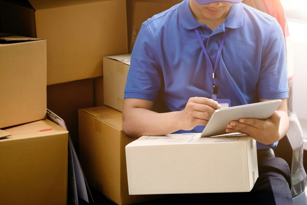 What is the Difference Between a Delivery Service and a Courier?