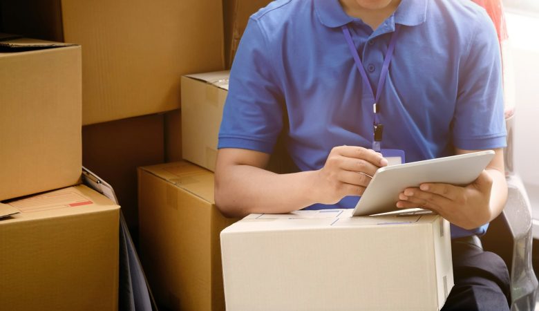 What is the Difference Between a Delivery Service and a Courier?
